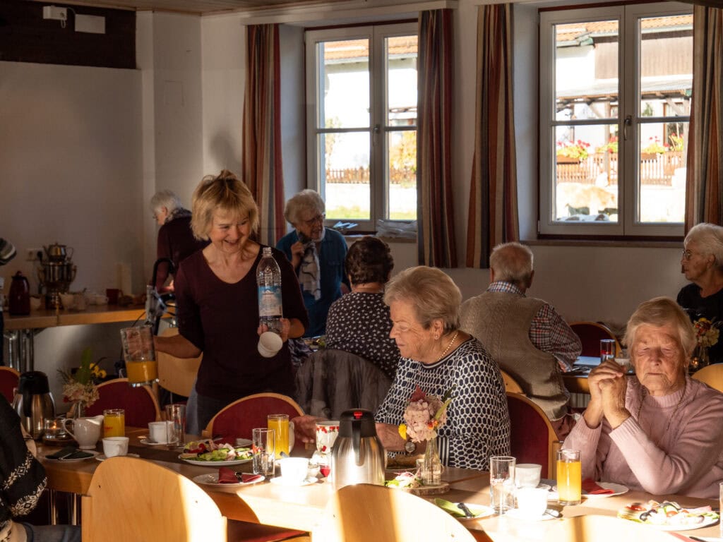 Alle Senioren genießen ihr Frühstück und unterhalten sich angeregt.