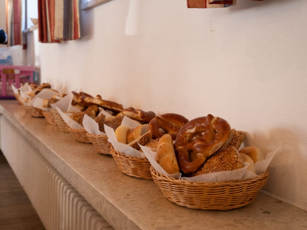 Semmel- und Brezenkörbe sind nacheinander aufgereiht.