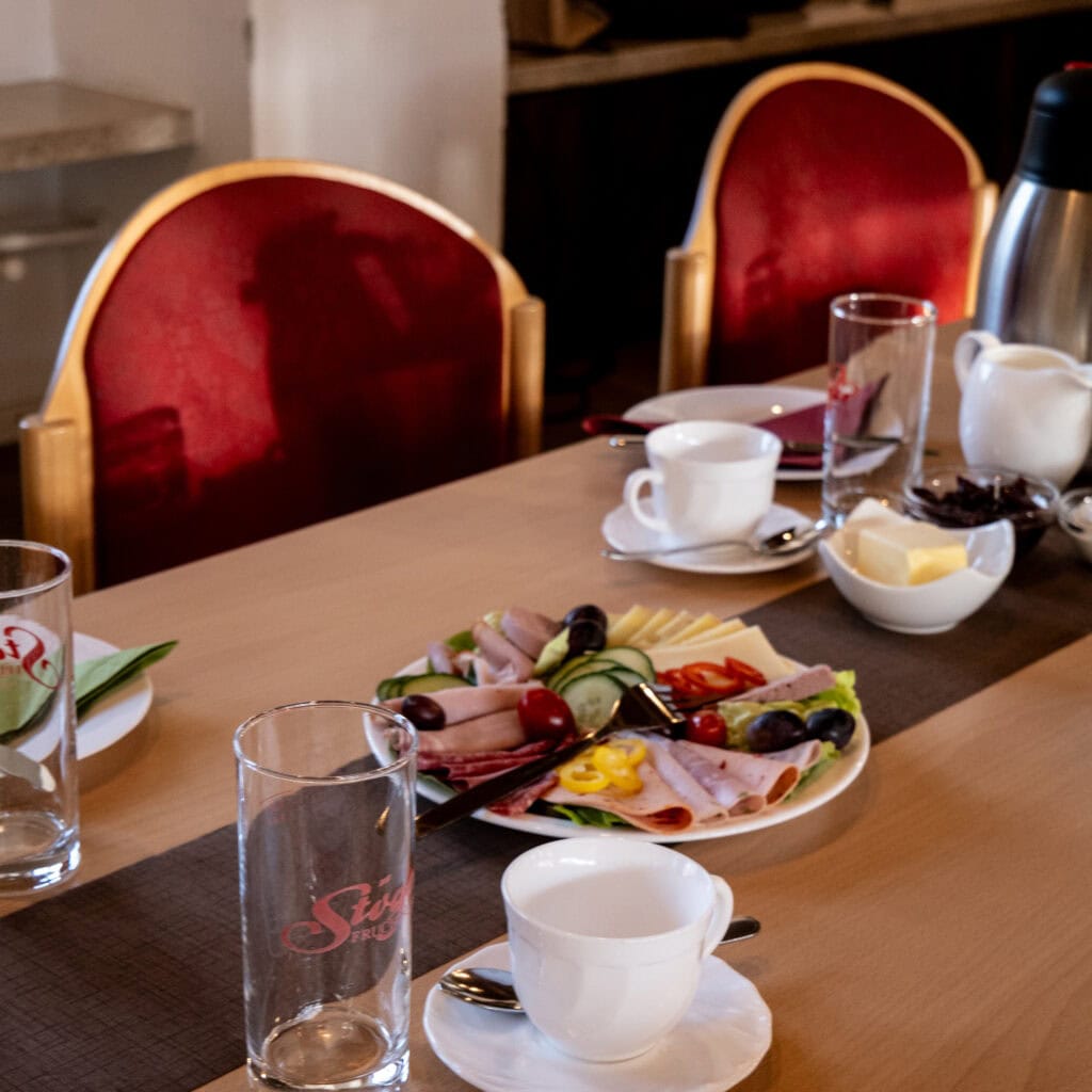 Angerichtetes Frühstück am Tisch.