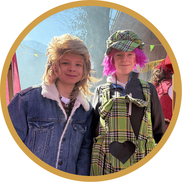 Jugendliche beim Fasching sind verkleidet und lachen in die Kamera.