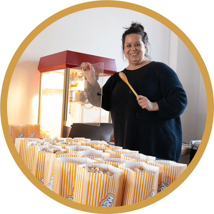 Nadine steht vor der Popcornmaschine.