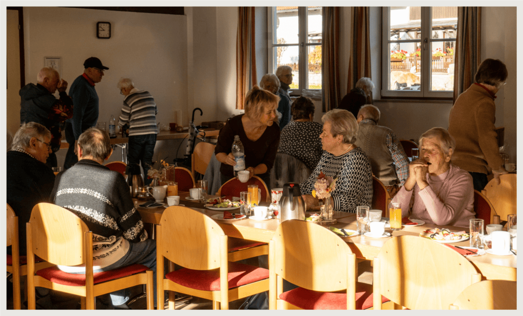 Senioren beim Seniorenfrühstück.