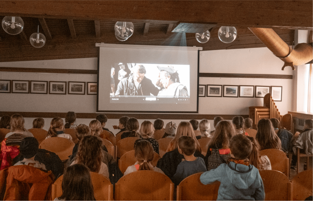 Murmeltier Jugendkino mit Leinwand.