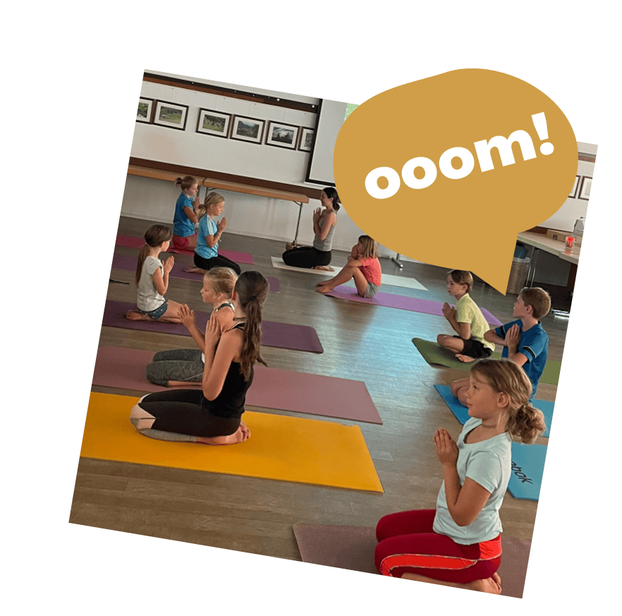 Kinder machen gemeinsam im Ferienprogramm eine Yogastunde.