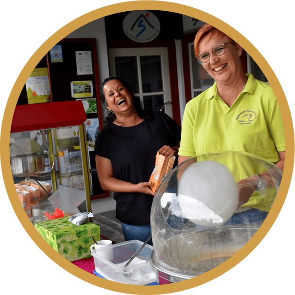 Der Vorstand bereitet die Zuckerwatte und das Popcorn für eine Veranstaltung vor.