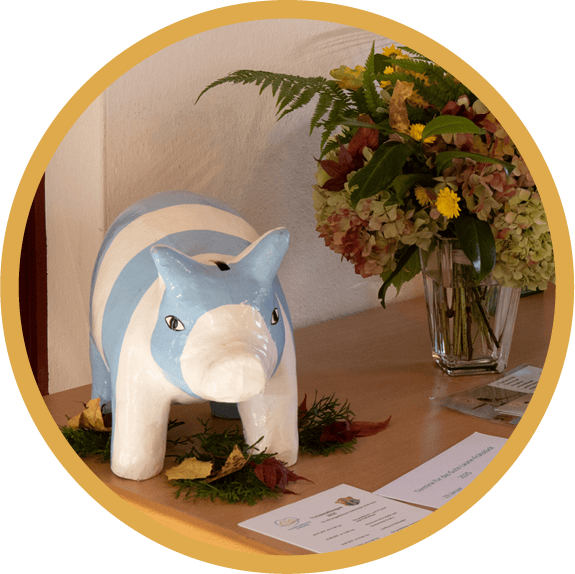 Sparschwein mit blau-weißen Streifen.