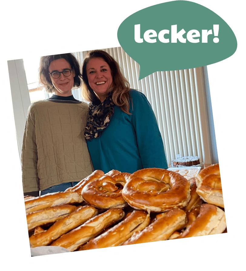 Mitglieder beim Verkauf von Butterbrezen beim Wintersportmarkt.