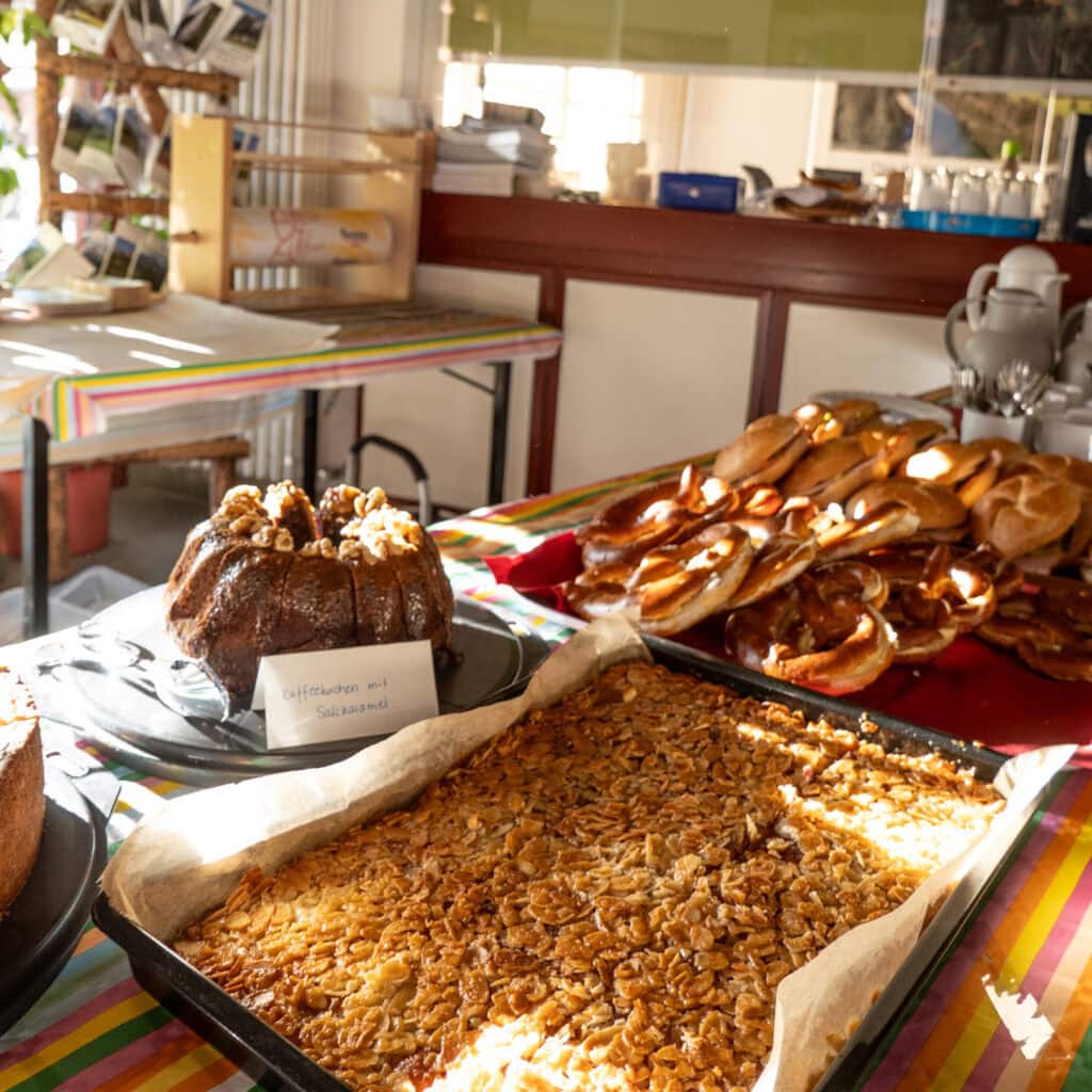 Kuchen- und Brezenverkauf beim Wintersportmarkt